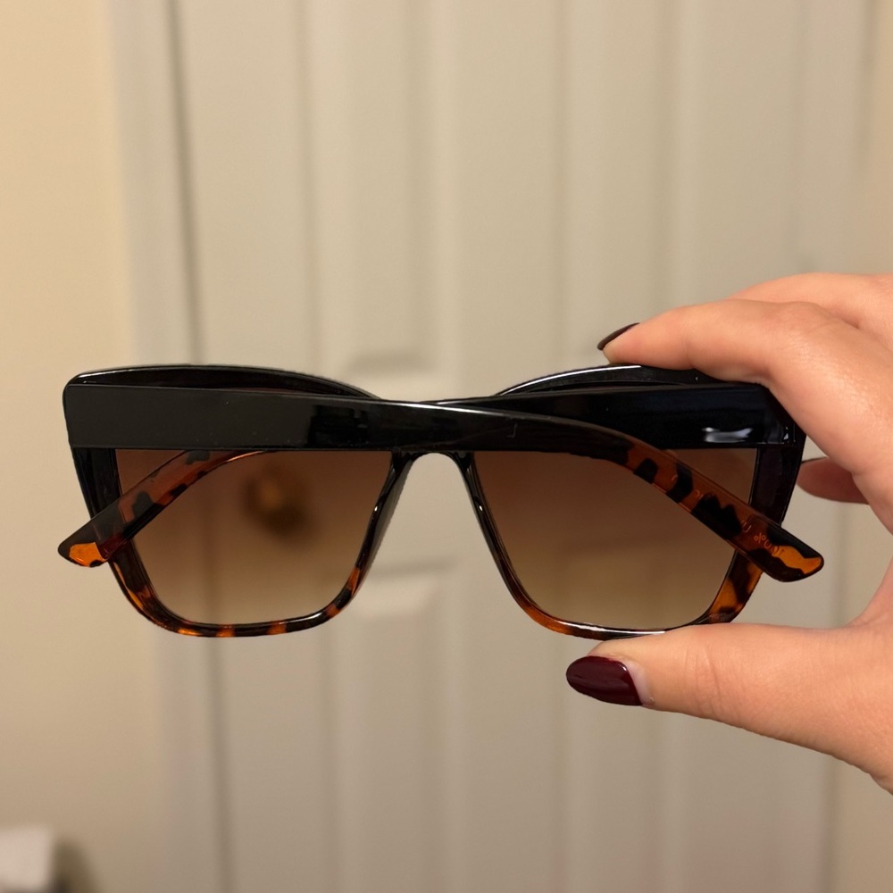 Tortoise Oversized Cat-eye Sunglasses - Picture 3 of 3